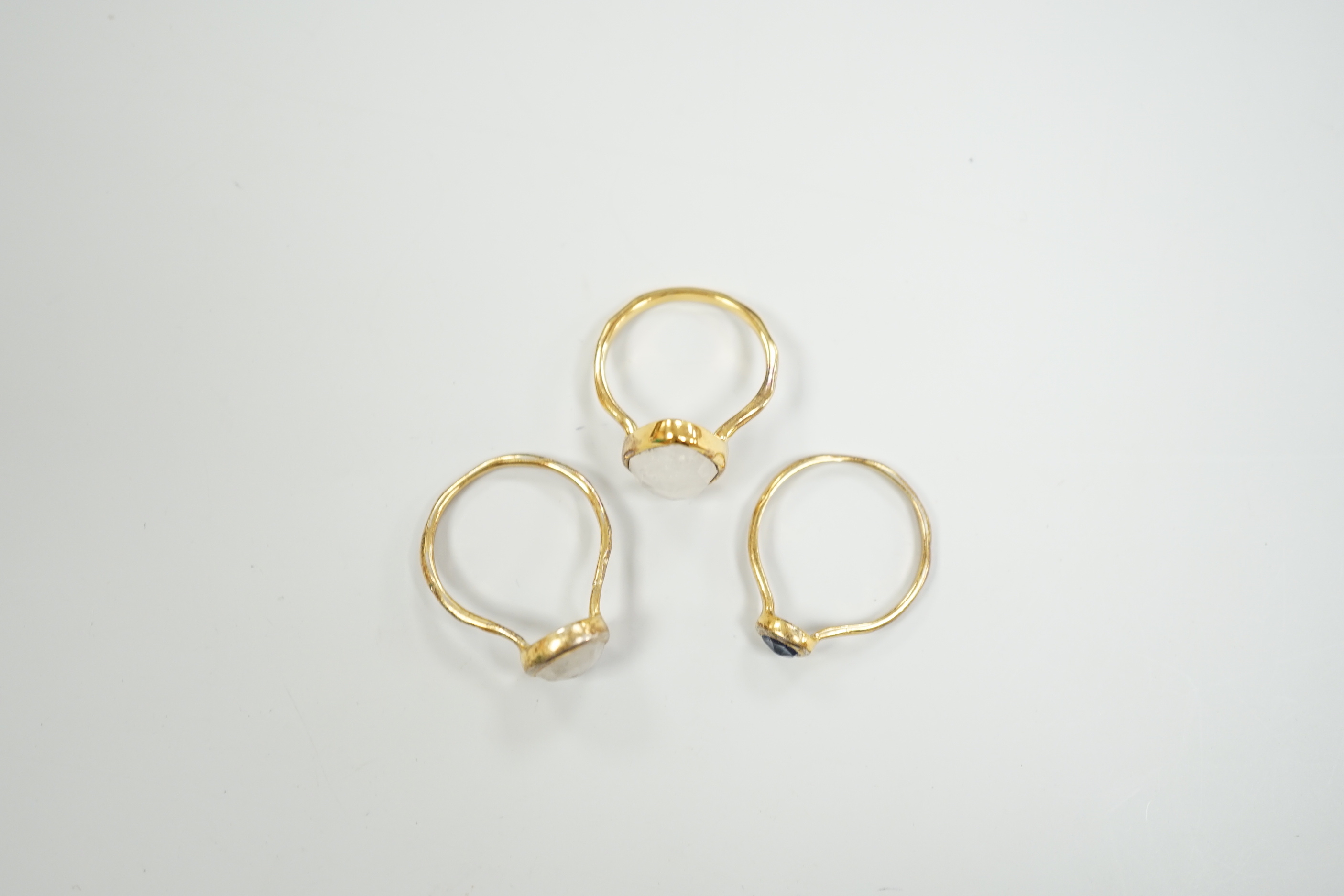 Three assorted yellow metal and single stone labradorite? set rings, gross weight 5.1 grams.